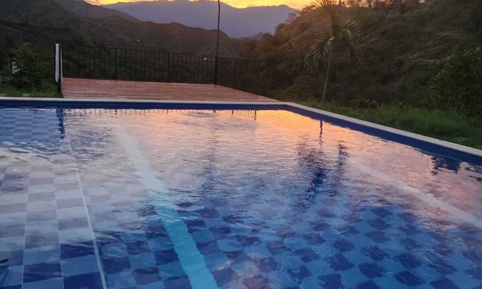 Sopetran Maison | Kairos Finca de lujo en Sopetrán con piscina, jacuzzi, ¡deck con hermosa vista!