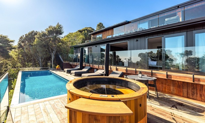 Waiheke Island Cabine | Kaitiaki Lodge - Kaitiaki Lodge is our brand new luxury lodge located in Onetangi on Waiheke Island. Situated overlooking acres of unspoilt native bush with the Hauraki Gulf beyond the setting is simply spectacular. The lodge has 5 large bedrooms, 3.