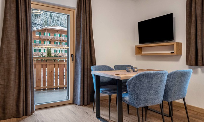 Campitello di Fassa Appartement | "Kamerloy Apartments - A" avec vue sur les montagnes, Wi-Fi, balcon et jardin.