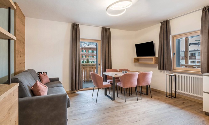 Campitello di Fassa Appartement | "Kamerloy Apartments - D" avec vue sur les montagnes, Wi-Fi, balcon et jardin.