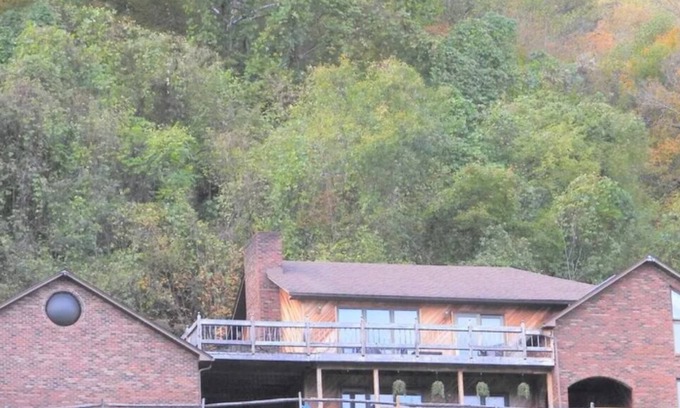 Charlton Heights Maison | Kanawha River Mountain House