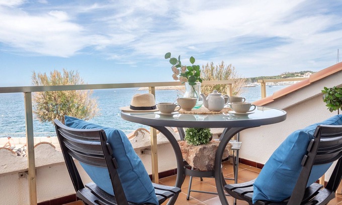 Pedrinya Appartement | Kandinsky apartment with sea view
