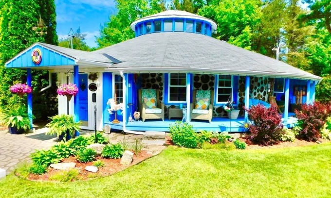 North Grenville Maison | Kanien'kehá: ka Roundhouse & Lovers 'Retreat