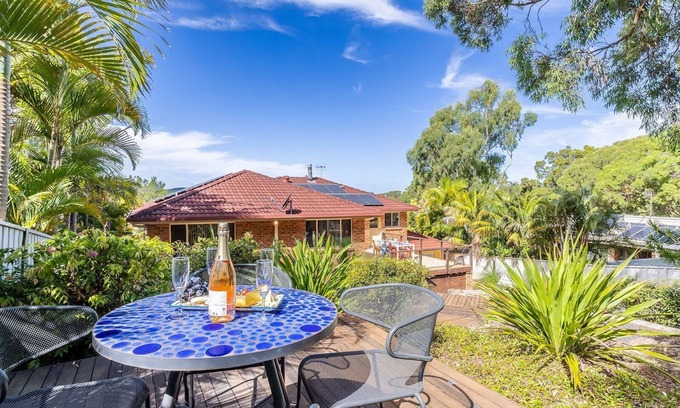Salamander Bay Maison | Kanimbla House 15 Kanimbla Dr - air con, WiFi and pet friendly