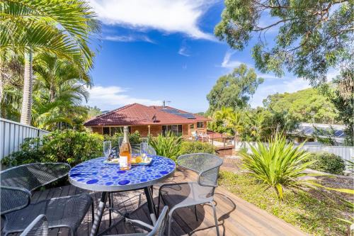 Salamander Bay Maison | Kanimbla House 15 Kanimbla Dr - air con, WiFi and pet friendly