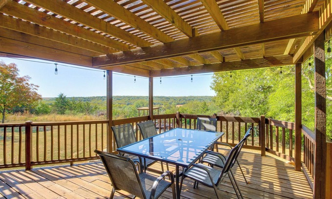 Manhattan Maison | Kansas Gem w/ Fire Pit & Views: 10 Mi to Dtwn!
