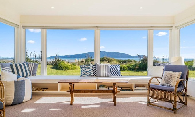 Waikanae Maison | Kapiti Panorama - Waikanae Beach Holiday Home