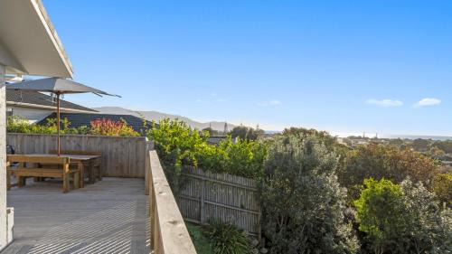 Waikanae Maison | Kapiti Views - Waikanae Beach Holiday Home