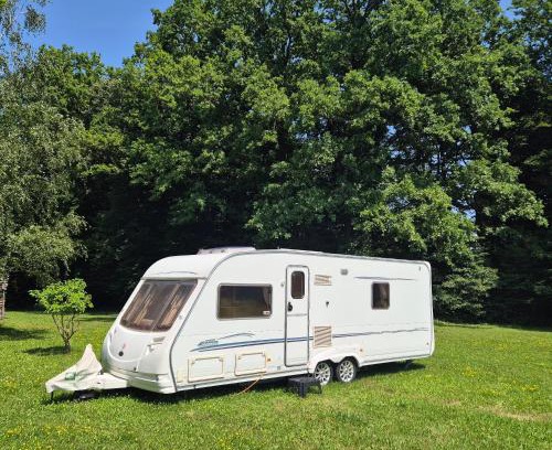 Zamrsky Autre | Karavan na samotě u lesa