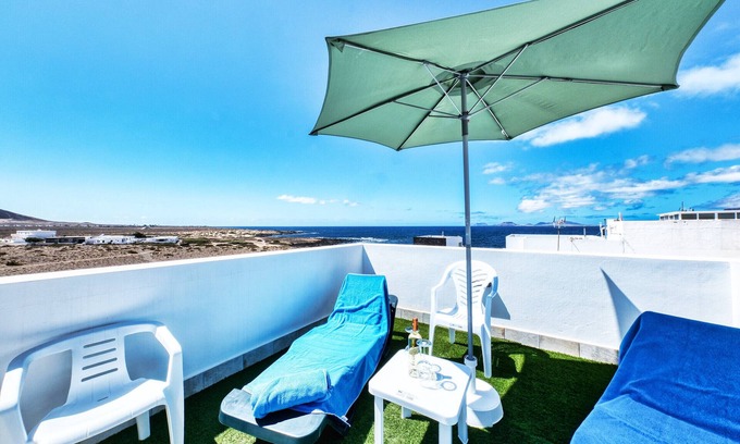 Caleta de Famara Chalet De Ski | Karma Famara 1 - 25m de la plage, wifi rapide et terrasse sur le toit