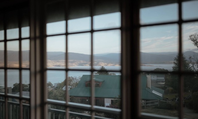East Jindabyne Appartement | Karoonda Lodge located in Tyrolean Village and has spectacular views over Lake Jindabyne and the Sno