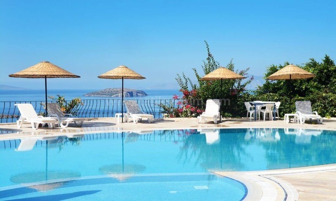Gumusluk Appartement | Appartement Karya Gumusluk Bodrum avec vue sur la mer et piscine communautaire.