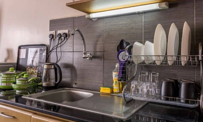 Nairobi Central Maison | Kasri Grey @Mvuli. Stylish.Free wifi. Kingsize bed