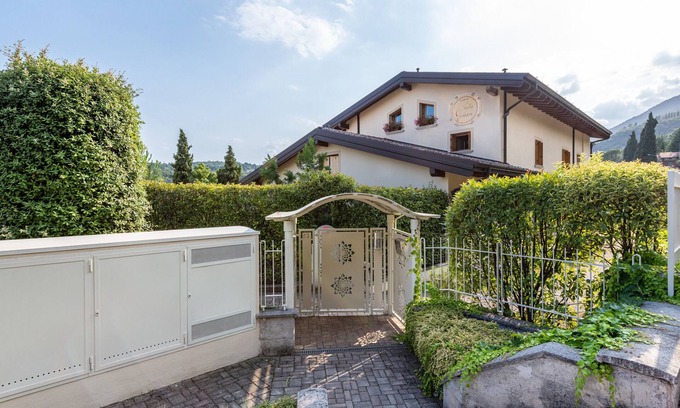 Roe Appartement | Appartement "Maison de Kastel" avec vue sur les montagnes et jardin partagé.