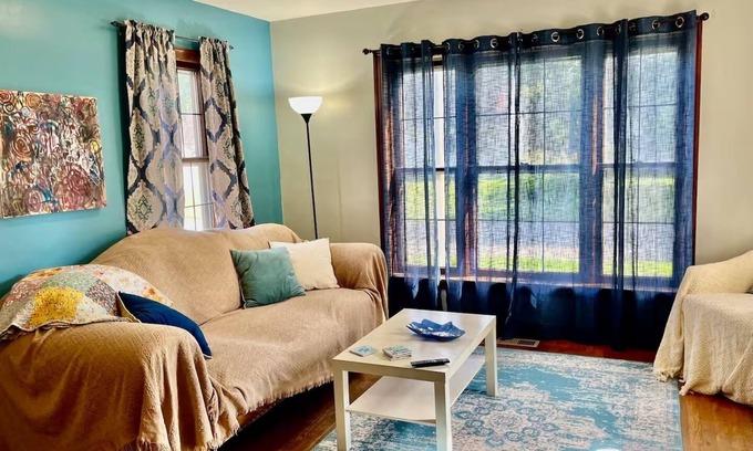 Clintonville Maison | Katie's House- A Columbus Clintonville VRBO House