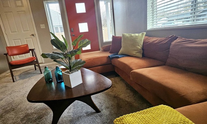 Roseburg Maison | ~Keasington House, a Mid Century Gem in Hucrest. 2bdrm, 2bath