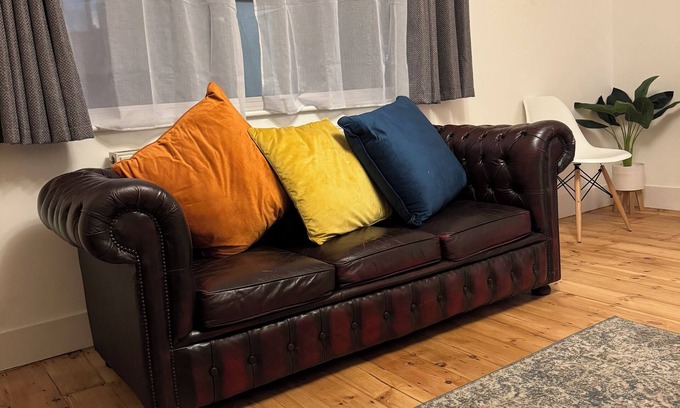 Brentwood Appartement | Keep it simple and peaceful in this 2-bedroom Brentwood apartment.