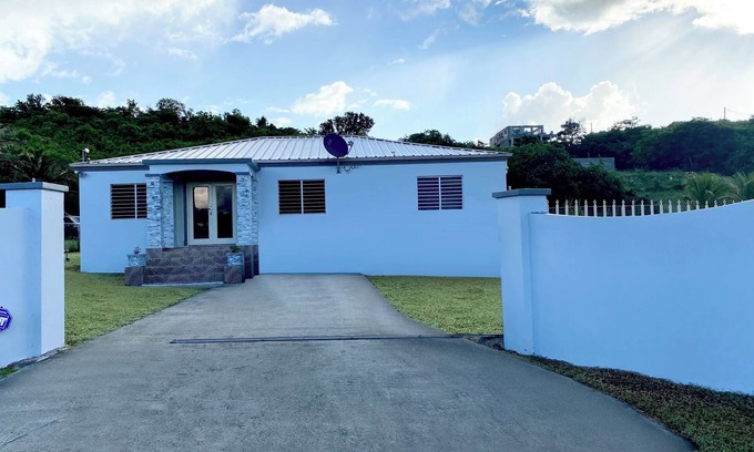 Estate Sion Hill Maison | Keepsake Oasis, Mid-Island 3-Bed Modern Cozy Home with AC, WiFi, Quiet Residence