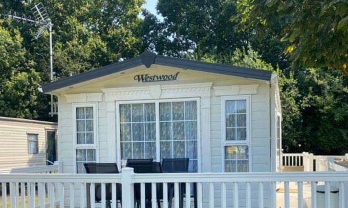 Clacton-on-Sea Maison | Kellysholidayhomes, Spacious 2 bedroom Caravan, surrounded by nature