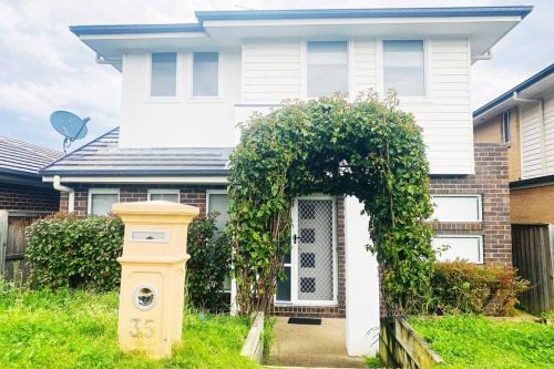 Kellyville Maison | Kellyville 5Br Near park and shopping mall