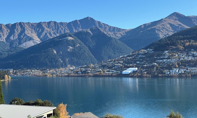 Kelvin Heights Maison | KELVIN HEIGHTS, QUEENSTOWN - vue sur le lac, ensoleillé