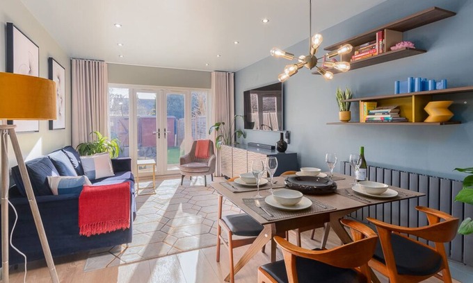 Kenilworth Maison | Kenilworth with Parking + 24hr Gym, Pets, Netflix