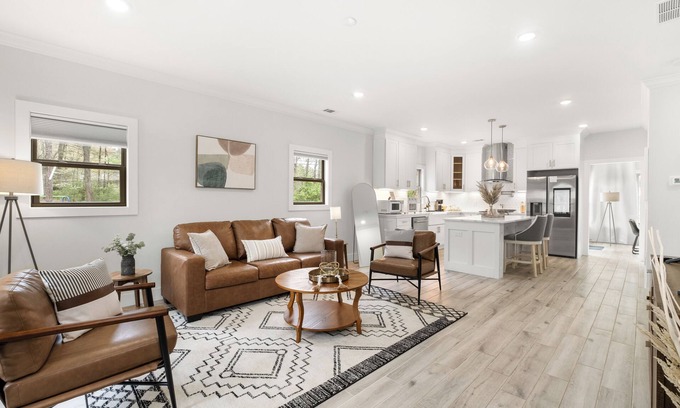 Town Center Maison | Kennesaw Charm-3 min to Downtown Kennesaw & KSU!
