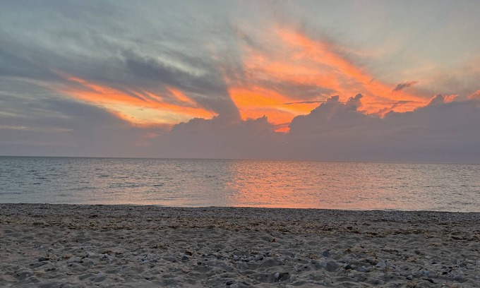 Southold Maison | Kenney's Beach House, Short Walk to Best Swimming and Sunset Sound Beach