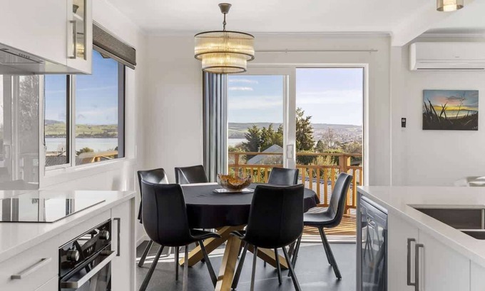 Richmond Heights Maison | Kensington Gem-Family Getaway