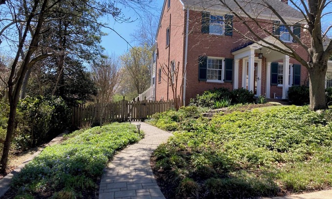 Rock Creek Hills Appartement | Kensington One Bedroom Near Strathmore Music Center and NIH