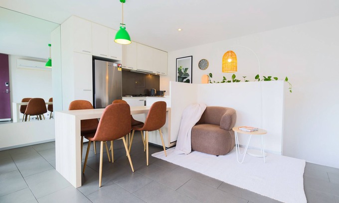 Kensington Appartement | Kensington petite apartment w/direct street access