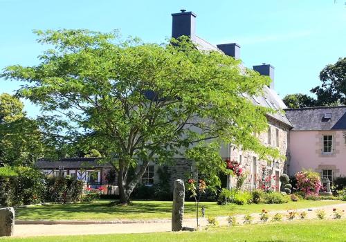 Yvias Lit Et Petit-Déjeuner | Kergroaz Maner Classé 5 épis Table d'Hôtes Manoir dans parc paysagé, spa en plein air Bornes véhicules électriques Petit déjeuner inclus