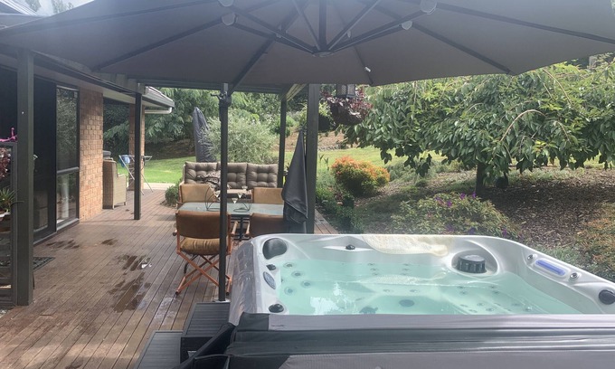 Kerikeri Maison | Luxury home with spa 2 mins from boat ramp Kerikeri inlet, Private lounge and TV