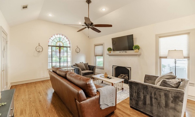 Kessler Maison | Kessler Park Bungalow - Walking distance to Bishop Arts District