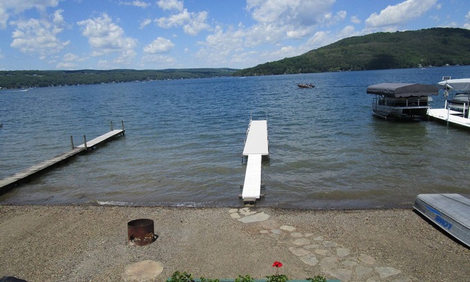 Hammondsport Cottage | Vue de bluff de Keuka eastside; pente progressive; décor charmant avec amenitie moderne