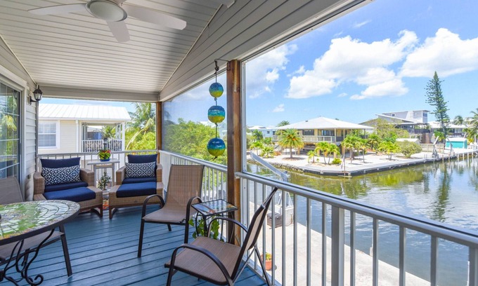 Breezeswept Beach Estates Maison | Key Blessing: Experience the Keys Life at This Charming 3BR Canal Front Home, Dockage & Dog-Friendly
