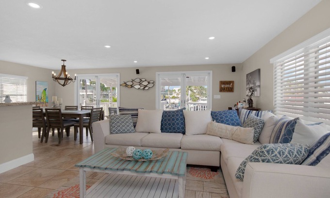 Cross Key Waterways Maison | Key Largo Waterfront home with 40’ dock and boat lift. Walk to Pennekamp