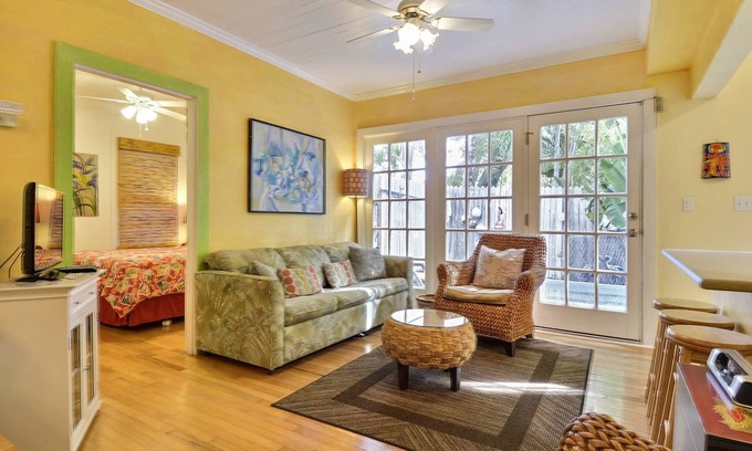 Historic Seaport Maison | Key Lime Pie by AvantStay | Ideal Location w/ Splash Pool & Out Door Dining