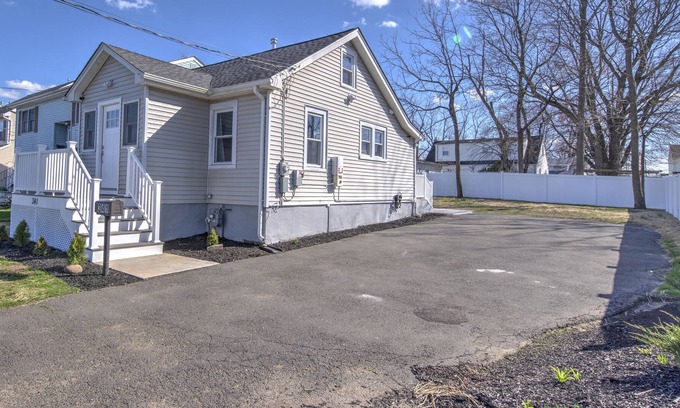 Cliffwood Maison | Keyport! Entire Modern Home, pet friendly.