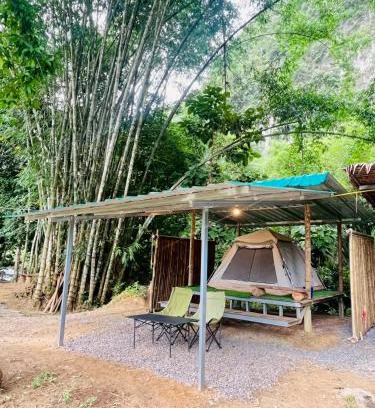 Khlong Sok Lit Et Petit-Déjeuner | Khaosok Mysterious Restaurant and Camp ร้านลึกลับริมคลอง