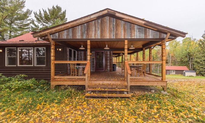Tower Cabine | Kick back and relax at Grand View Lodge on Vermilion!