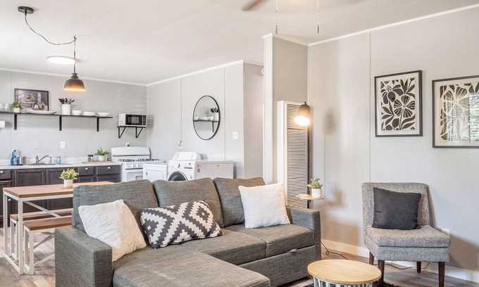 Abilene Copropriété | Kick back and relax in this calm, stylish space.