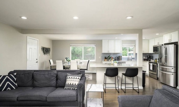 Lamar Heights Area Maison | Kid & Adult Playland! Comfy, Spacious, 15min to Downtown