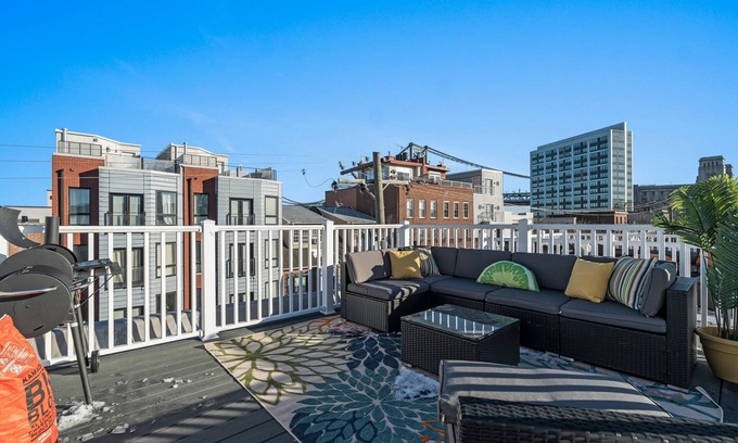 Old City Copropriété | Kid Friendly Old City | Parking + Roof Deck