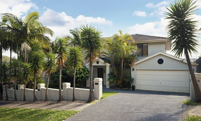Forresters Beach Maison | Kinara- 5 bedrooms, walk to beach with pool