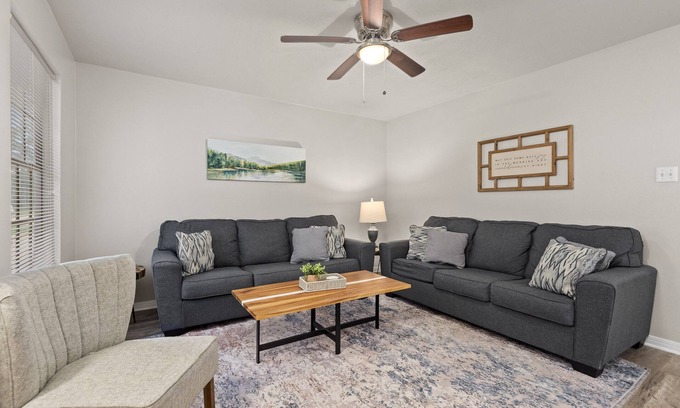 University Park Maison | King Bed, Coffee & Tea Bar, 50" SmartTV, EV Charging NEMA 14-50 Outlet