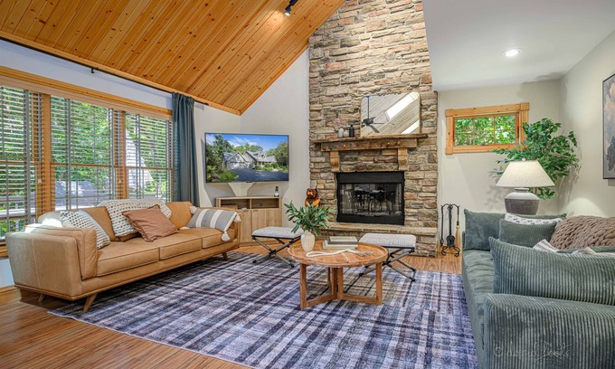 The Galena Territory Maison | King Bed : Deck w/Grill : Fireplace : Smart TVs : Pool + Gym Access : EV level 2