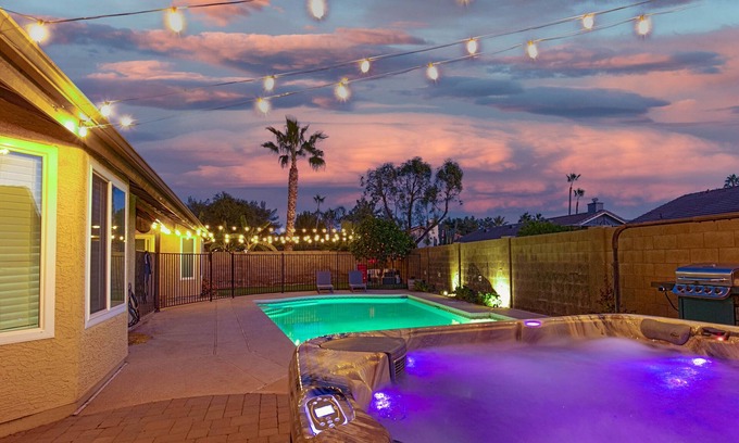 Gilbert Maison | King Bed - Downtown Gilbert - Hot Tub, Pool, Entertainment, Arcades + Projector!