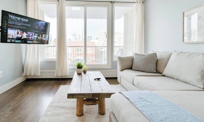 Southwest Calgary Copropriété | King Bed|Elegant Condo |Walk to Saddledome|UG Park
