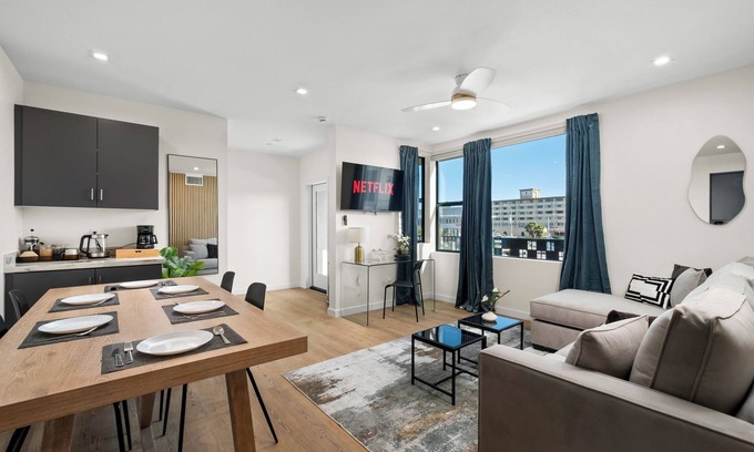 Roseville - Fleet Ridge Appartement | King Bed, EV Charger, Pet-Friendly, Balcony Near Airport & Beaches